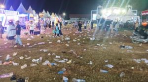 Stadion Batuah Buntok Dipenuhi Sampah Plastik