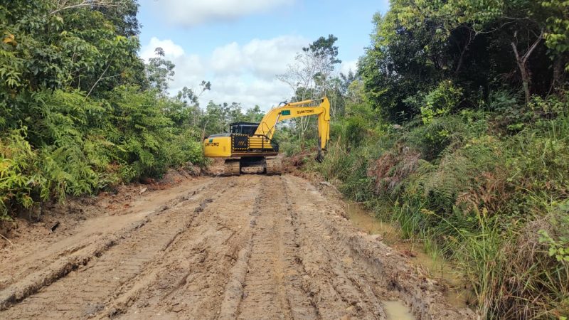 Alat Berat Terus Bekerja, Pembukaan Jalan TMMD Ke-124 Kodim 1012/Buntok Dikebut