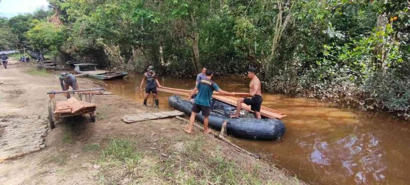 Satgas TMMD Kodim 1012/Buntok Gunakan Perahu Angkut Material Pembangunan